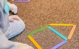 Maluszki układają domy z patyczk&oacute;w według wzoru.