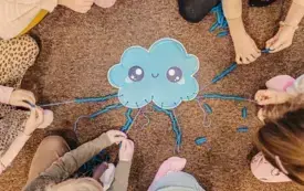 Dzieci nawlekają makaron na wł&oacute;czkę.