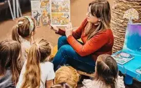 Bibliotekarka czyta dzieciom książkę.