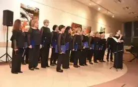 Członkowie Ch&oacute;ru Cantabile stoją na scenie przed rozpoczęciem występu podczas Nocy Bibliotek.