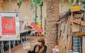 Bibliotekarka czyta dzieciom książkę.