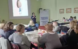 Uczestnicy "Moje literackie fascynacje" siedzący w ławkach
