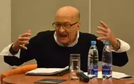 Wojciech Pszoniak akcentujący zdanie.