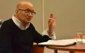 Wojciech Pszoniak akcentujący zdanie.