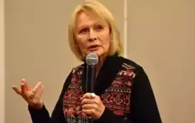 Spotkanie z Garażyną Barszczewską. Artystka trzyma w dłoni mikrofon.