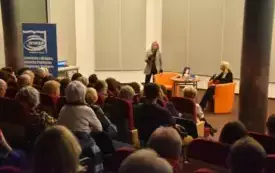 Spotkanie z Garażyną Barszczewską. Artystka trzyma w dłoni mikrofon.