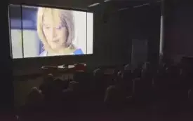 Film wyświetlany na ekranie. Publiczność ogląda z zapartym tchem.