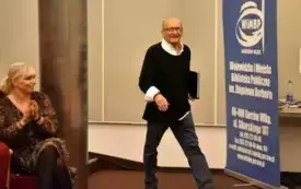 Wojciech Pszoniak idący na scenę.