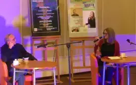 Dwie osoby rozmawiający ze sobą.