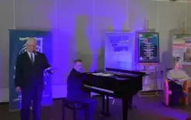 Występ artystyczny kompozytora w połączeniu z aktorką.
