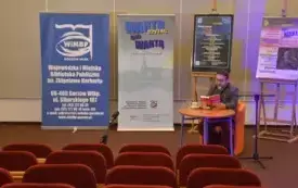 Zbigniew Zamachowski czytający fragmenty książki.