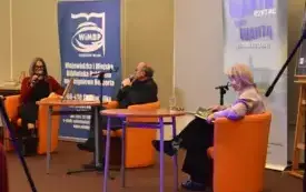 Rozmowa trzech os&oacute;b.