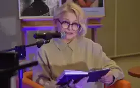 Artystka czyta fragmenty książki.