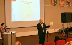 Dyrektor Sławomir Szenwald czyta fraszki Jana Grossa