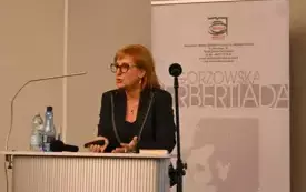 dr hab. Małgorzaty Mikołajczak wygłasza wykład. Prelegentka znajduje się przy m&oacute;wnicy.