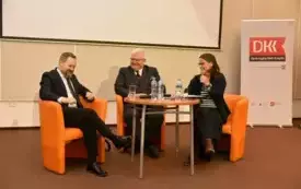 Spotkanie z dr Tomaszem Makowskim i dyrektorem biblioteki Sławomirem Szenwaldem. Publiczność słucha rozmowy dw&oacute;ch os&oacute;b na temat książki