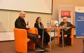 Spotkanie autorskie z Dariuszem Rosiakiem oraz Grzegorzem Dobieckim. Publiczność słucha rozmowy dw&oacute;ch os&oacute;b na temat książki