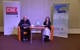 Dwie osoby siedzą na fotelach i rozmawiają na temat książki pt. "Putin car Atlantydy. Droga do wielkiej wojny"."