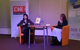 Dwie osoby siedzą i rozmawiają na temat książki pt. "Chłopki. Opowieść o naszych babkach"