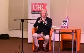 Andrzej Ferenc czytający fragmmenty książki.