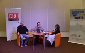 Trzy osoby siedzą w fotelach. Trwa rozmwoa na temat książki pt. "Urban. Biografia"