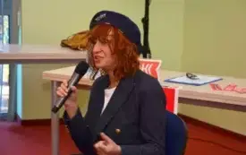 Barbara Kosmowska trzyma w dłoni mikrofon.