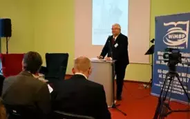 Dyrektor Wojew&oacute;dzkiej i Miejskiej Biblioteki Publicznej im. Z Herberta w Gorzowie Wielkopolskim - Sławomir Szenwald - wita zgromadzonych gości podczas polsko- niemieckiego seminarium  &bdquo;Gorz&oacute;w i Landsberg. 230 lat od pobytu Friedricha Schleiermachera w Gor