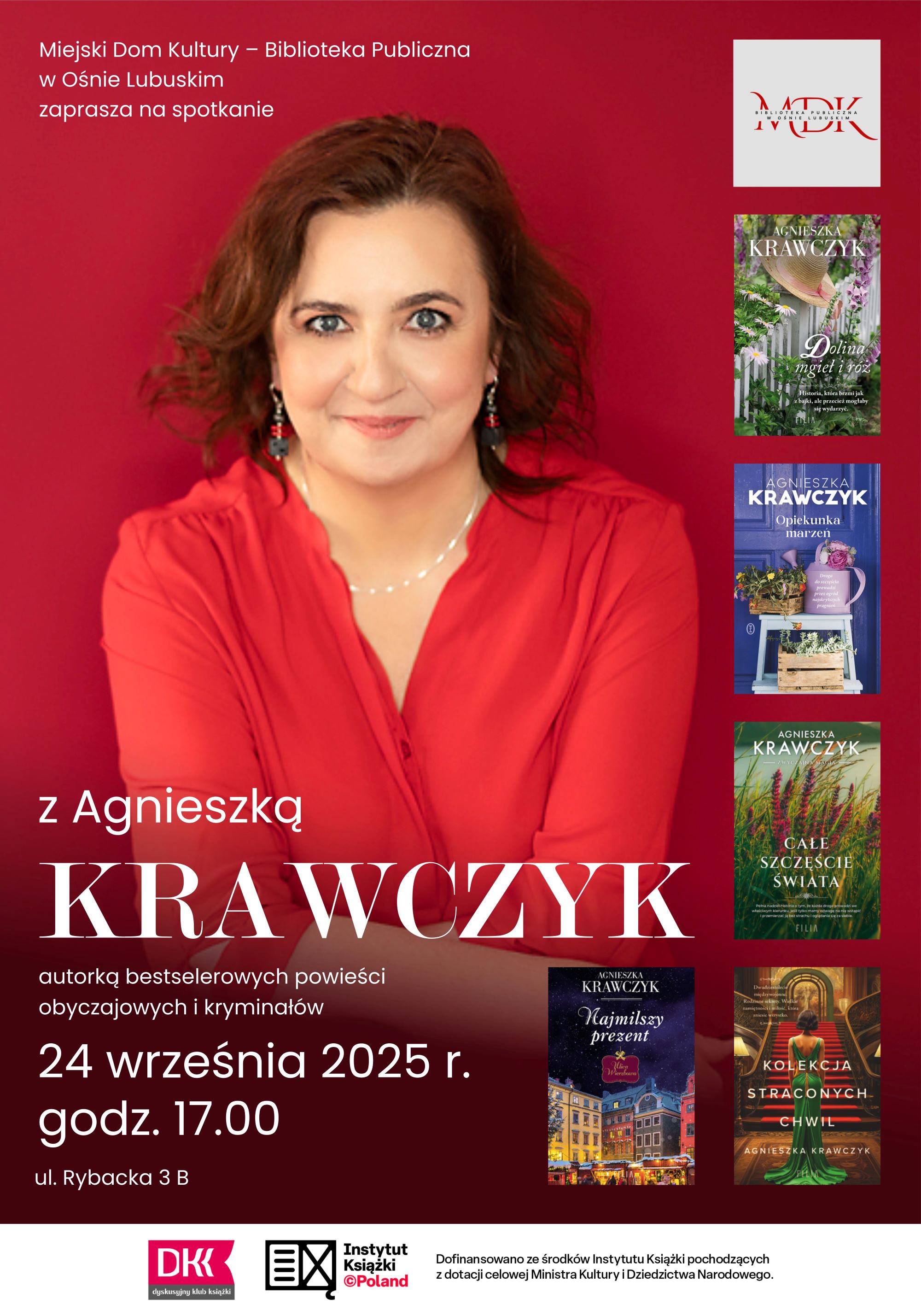 Plakat promujący wydarzenie. Wizerunek pisarki, po prawej stronie pięć okładek książek, poniżej loga DKK i&nbsp;Instytutu Książki, powyżej logo Miejskiego Domu Kultury. Treść: Miejski Dom Kultury - Biblioteka Publiczna w&nbsp;Osnie Lubuskim zaprasza na&nbsp;spotkanie z&nbsp;Agnieszką krawczyk autorką bestselerowych powieści obyczajowych i&nbsp;kryminał&oacute;w 24 września 2025r. godz. 17.00 ul. Rybacka 3 B