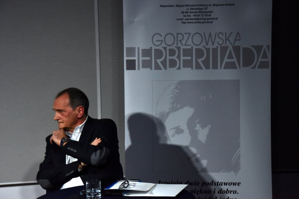 Osoba siedzi na&nbsp;krześle i&nbsp;rozmyśla.