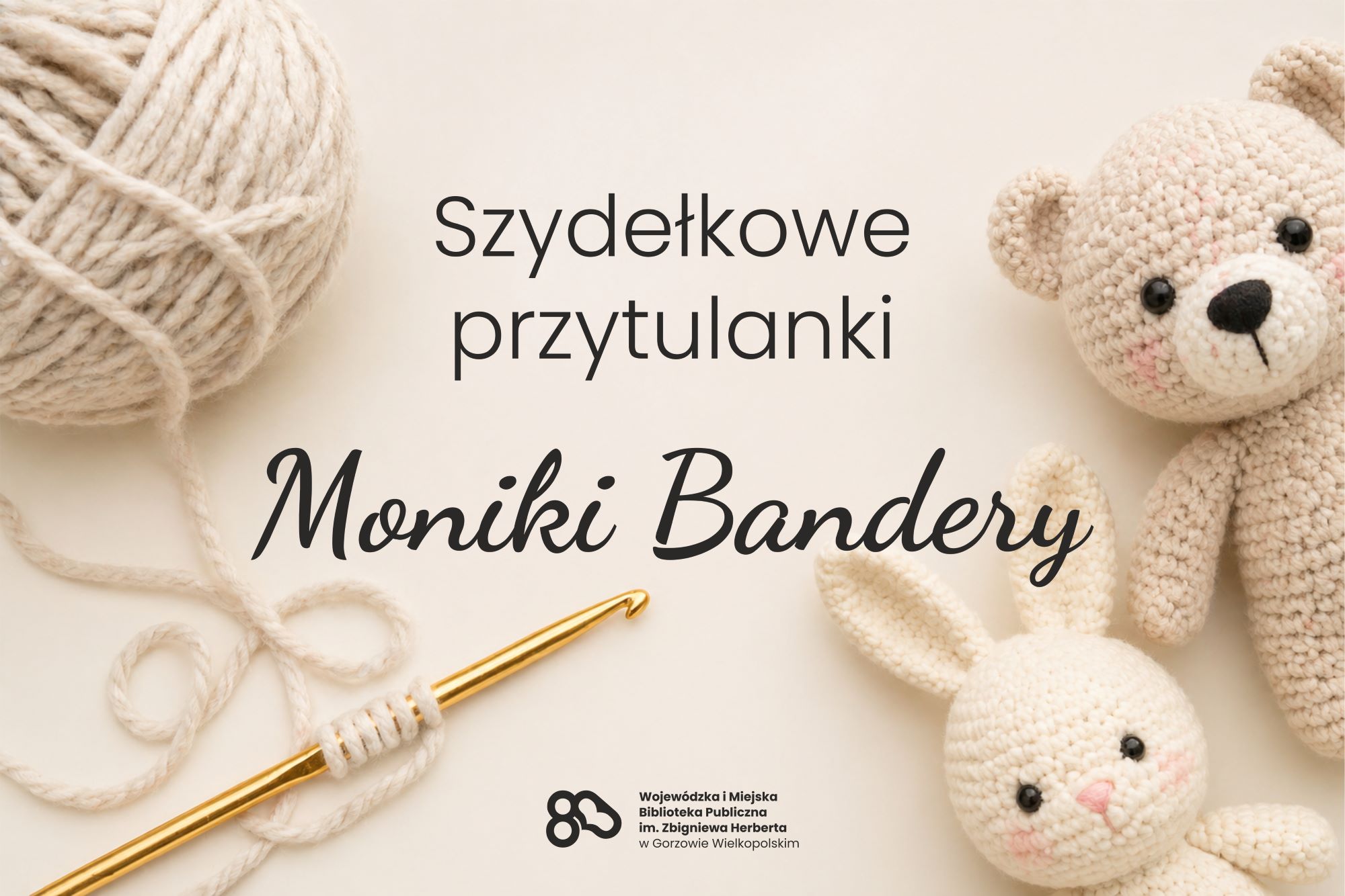 Grafika o&nbsp;treści: Szydełkowe przytulanki Moniki Bandery, poniżej logo 80-lecia Biblioteki Herberta. W tle szydełko, kłębek wełny i&nbsp;przytulanki.