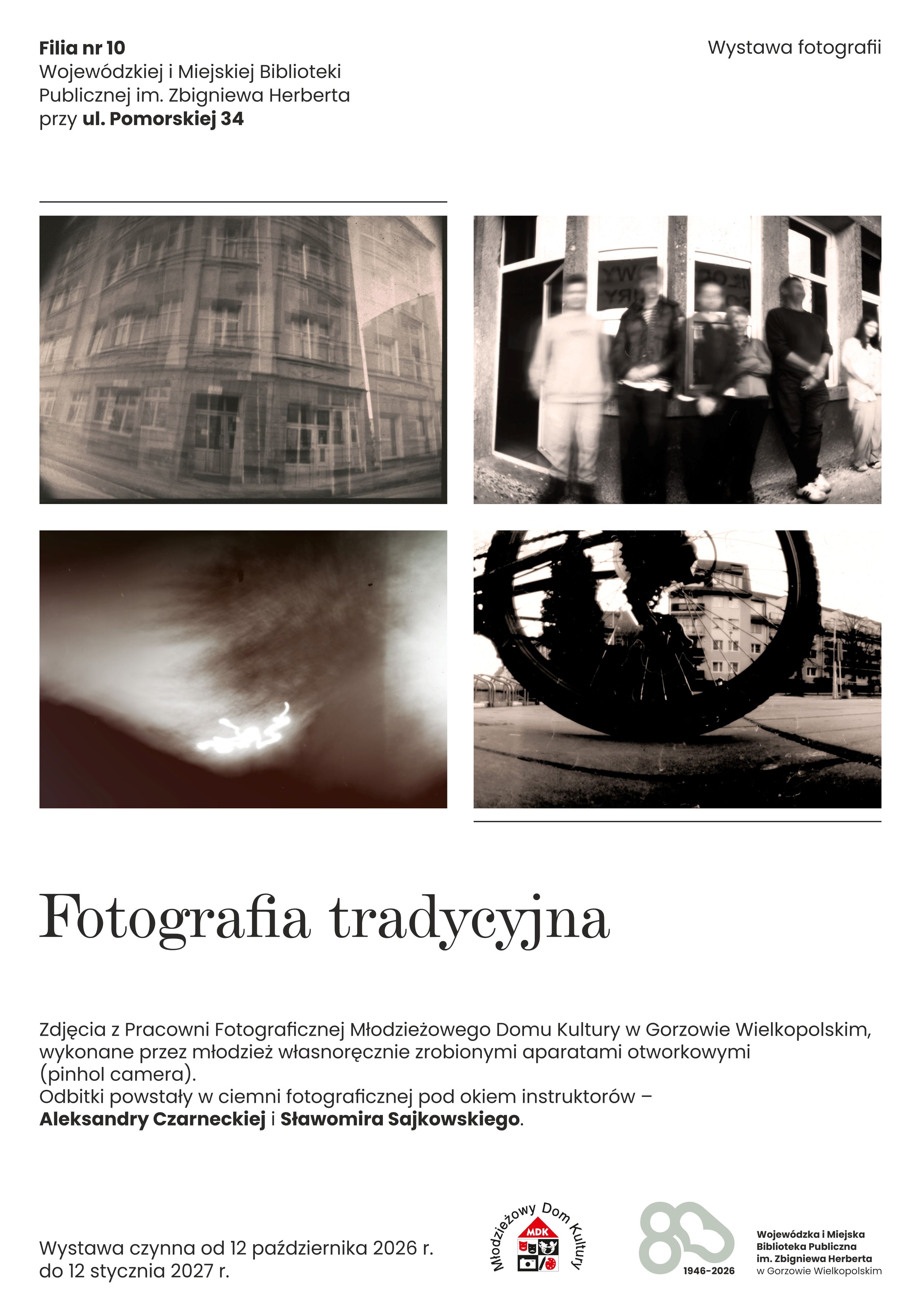 Plakat informujący o&nbsp;wystawie fotografii pt. &bdquo;Fotografia tradycyjna&rdquo; w&nbsp;Filii nr 10 Wojew&oacute;dzkiej i&nbsp;Miejskiej Biblioteki Publicznej przy ul. Pomorskiej 34. Na plakacie umieszczono cztery czarno-białe zdjęcia wykonane aparatami otworkowymi: elewację kamienicy, grupę stojących ludzi, rozmyte światło oraz&nbsp;zbliżenie na&nbsp;koło rowerowe.
