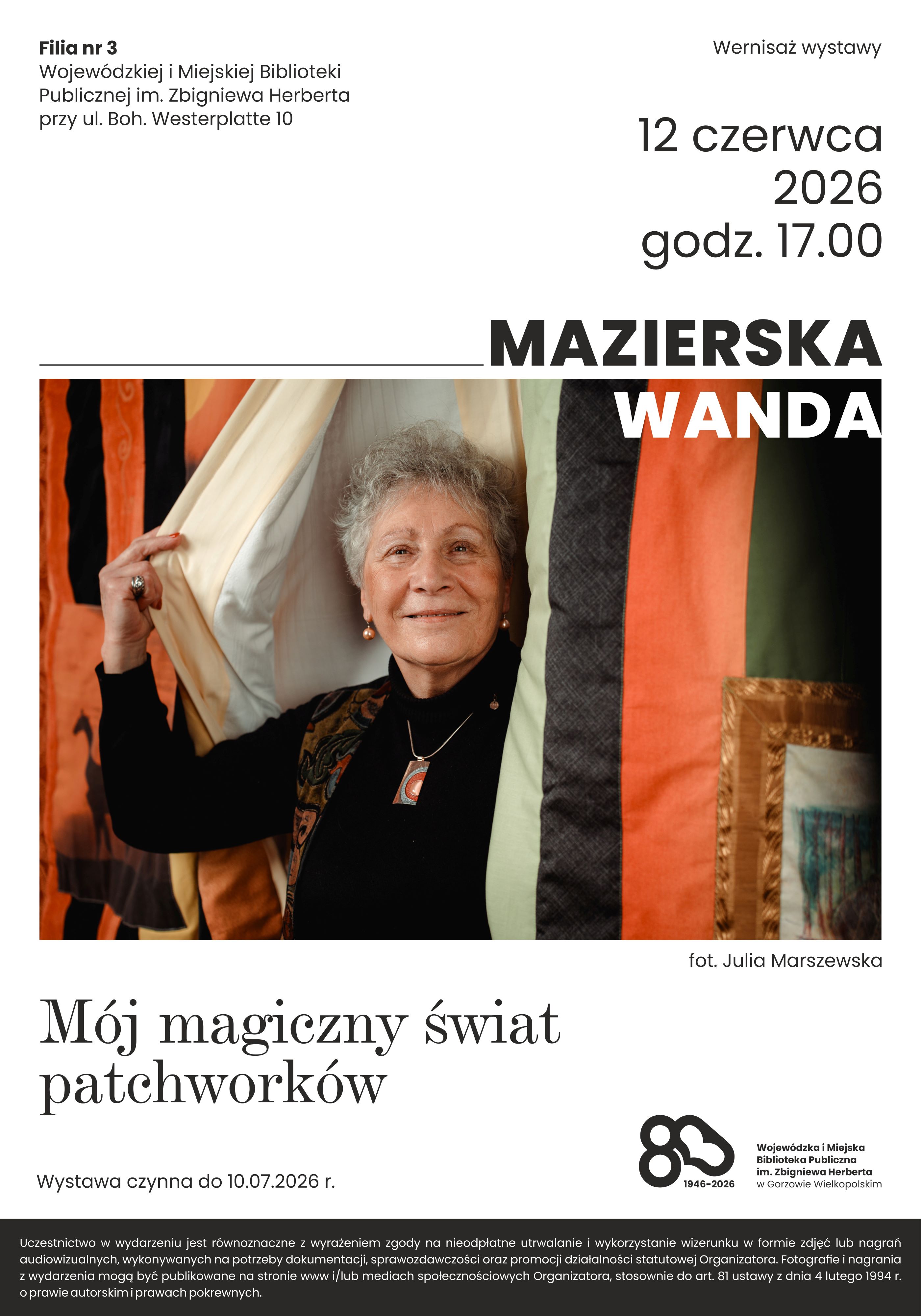 Plakat wystawy patchwork&oacute;w Wandy Mazierskiej pt. &bdquo;M&oacute;j magiczny świat patchwork&oacute;w&rdquo;. Na fotografii artystka stoi wśr&oacute;d kolorowych tkanin i&nbsp;uśmiecha się do obiektywu. Informacje organizacyjne jak poniżej.