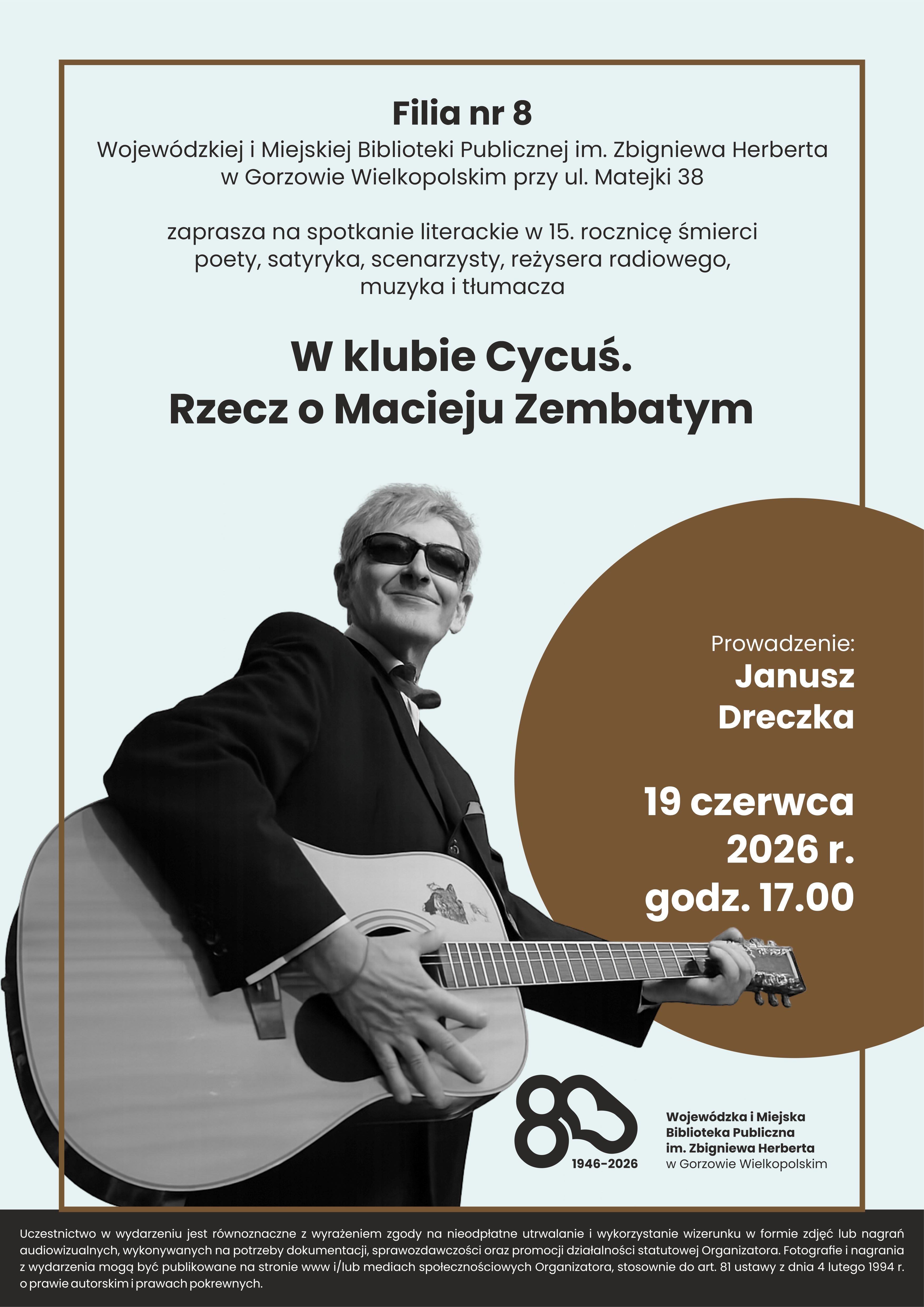 Plakat promujący spotkanie literackie poświęcone pamięci Macieja Zembatego. Na błękitnym tle znajduje się czarno-białe zdjęcie Macieja Zembatego trzymającego gitarę. Na dole znajduje się logo biblioteki z&nbsp;okazji 80-lecia oraz&nbsp;informacja o&nbsp;zgodzie na&nbsp;utrwalanie wizerunku podczas wydarzenia.