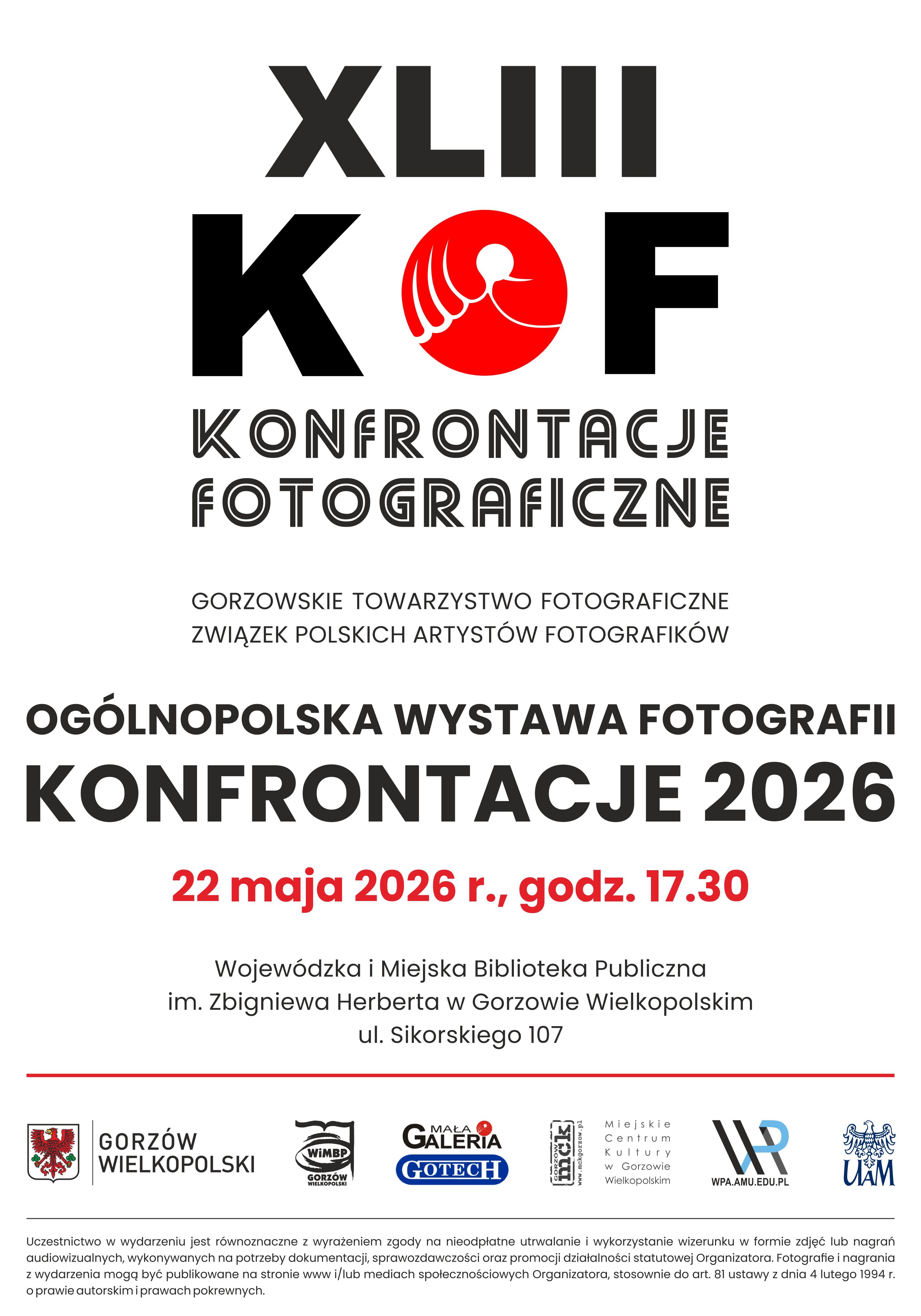 Plakat XLIII Konfrontacji Fotograficznych &ndash; Og&oacute;lnopolskiej Wystawy Fotografii &bdquo;Konfrontacje 2026&rdquo;. Wydarzenie odbędzie się 22 maja 2026 r. o&nbsp;godz. 17.30 w&nbsp;Wojew&oacute;dzkiej i&nbsp;Miejskiej Bibliotece Publicznej im. Zbigniewa Herberta w&nbsp;Gorzowie Wielkopolskim przy ul. Sikorskiego 107. Na plakacie widnieje duże czarne logo KOF z&nbsp;czerwonym symbolem dłoni/migawki. Organizatorzy: Gorzowskie Towarzystwo Fotograficzne i&nbsp;Związek Polskich Artyst&oacute;w Fotografik&oacute;w. Na dole pasek z&nbsp;logotypami partner&oacute;w: Miasto Gorz&oacute;w, WiMBP, Mała Galeria, Gotech, MCK, WPA AMU oraz&nbsp;UAM.