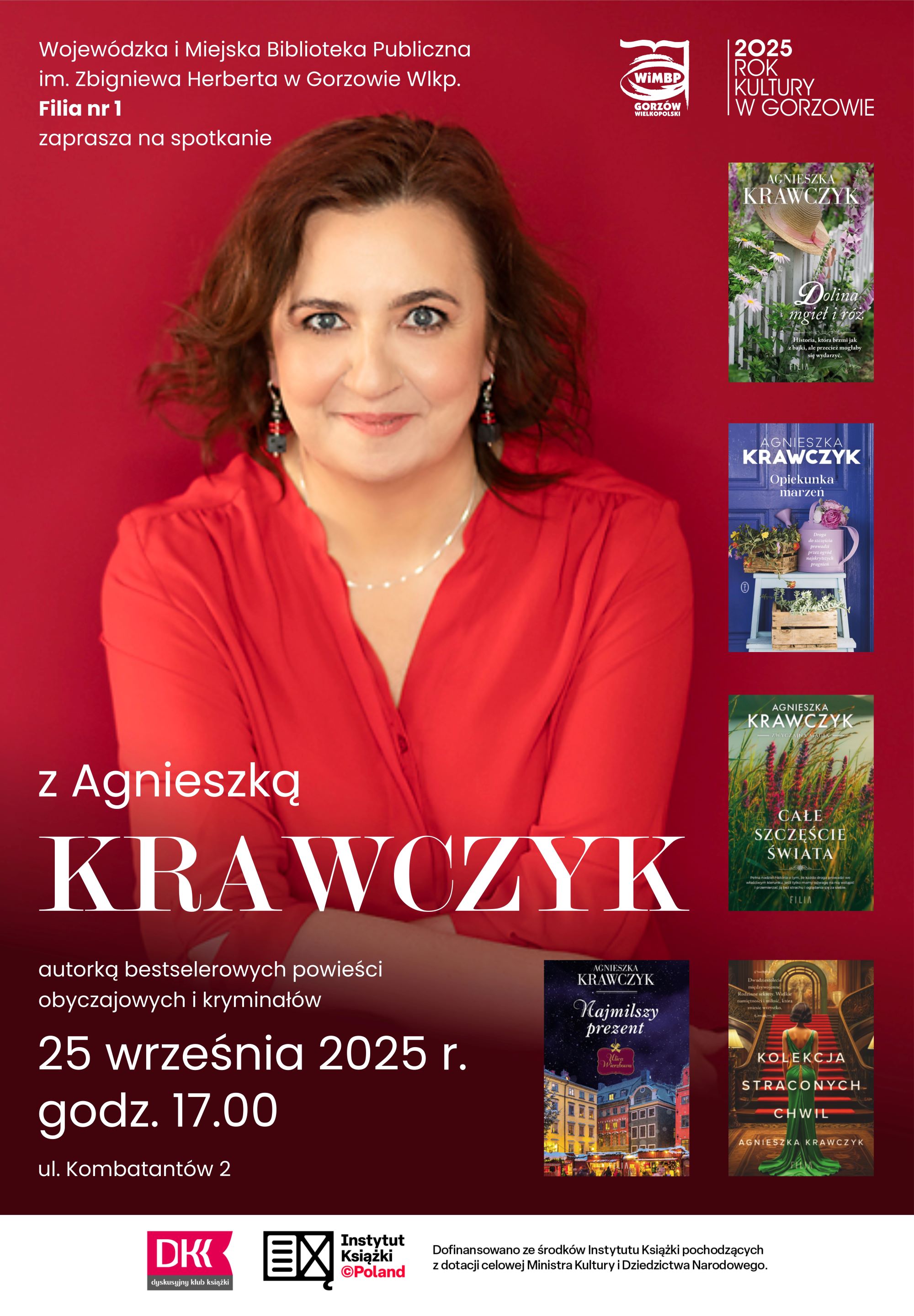 Plakat promocyjny spotkania autorskiego. Na pierwszym planie znajduje się kobieta o&nbsp;ciemnych, falujących włosach, ubrana w&nbsp;czerwony str&oacute;j i&nbsp;delikatnie uśmiechnięta. Tło plakatu jest r&oacute;wnież czerwone, na&nbsp;kt&oacute;rym widnieje informacja o&nbsp;wydarzeniu:  Wojew&oacute;dzka i&nbsp;Miejska Biblioteka Publiczna im. Zbigniewa Herberta w&nbsp;Gorzowie Wlkp., Filia nr 1, zaprasza na&nbsp;spotkanie z&nbsp;Agnieszką Krawczyk, autorką bestsellerowych powieści obyczajowych i&nbsp;kryminał&oacute;w.  Data wydarzenia to 25 września 2025 roku o&nbsp;godzinie 17:00, ul. Kombatant&oacute;w 2.  Na plakacie widoczne są także okładki kilku książek Agnieszki Krawczyk oraz&nbsp;loga partner&oacute;w wydarzenia i&nbsp;informacja o&nbsp;dofinansowaniu ze środk&oacute;w Instytutu Książki.