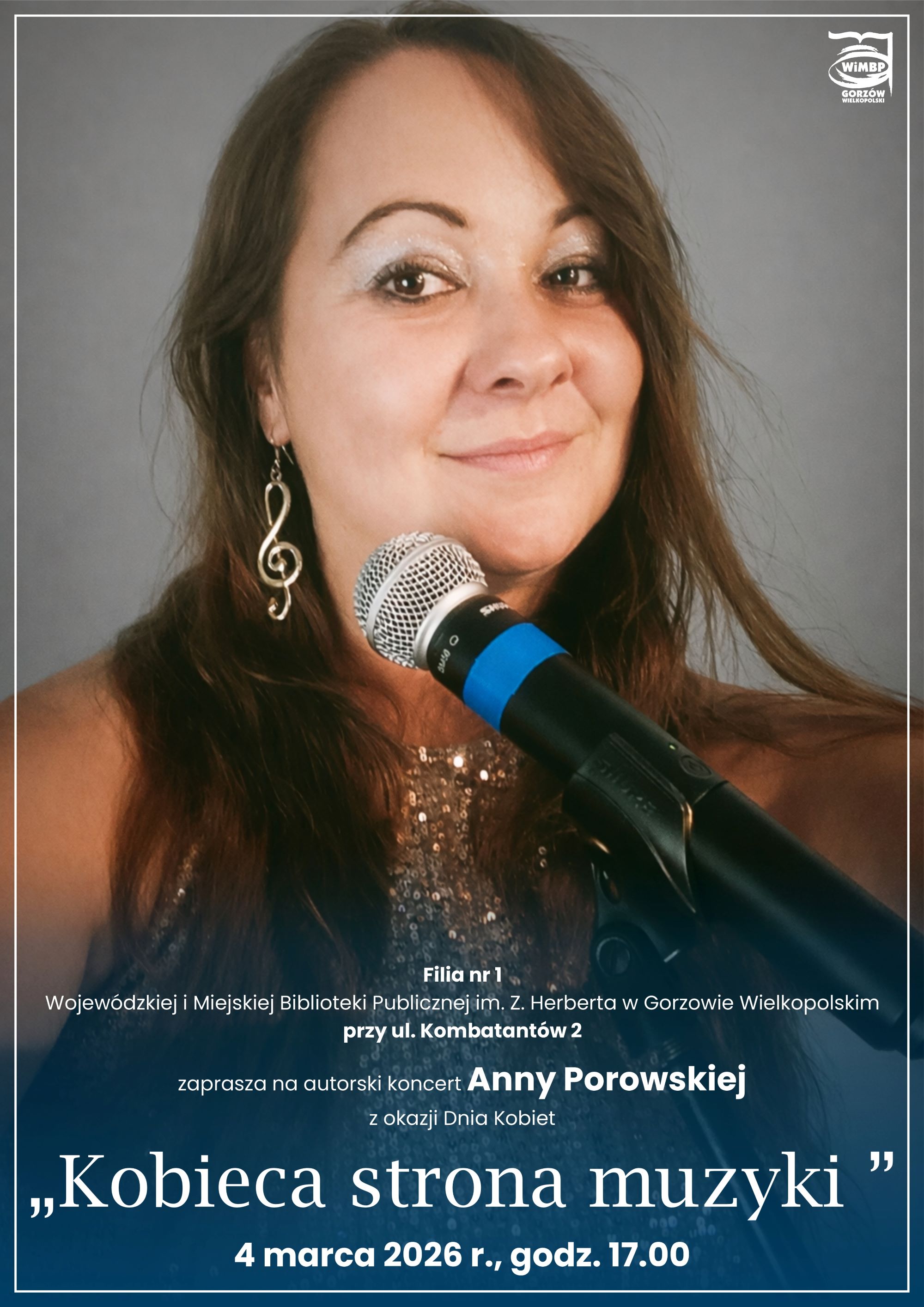 Plakat zapraszający na&nbsp;autorski koncert Anny Porowskiej pt. &bdquo;Kobieca strona muzyki&rdquo; z&nbsp;okazji Dnia Kobiet. Na zdjęciu widoczna jest kobieta śpiewająca do mikrofonu, ubrana w&nbsp;błyszczącą, wieczorową stylizację, z&nbsp;długimi włosami i&nbsp;kolczykiem w&nbsp;kształcie klucza wiolinowego. Wydarzenie organizuje Filia nr 1 Wojew&oacute;dzkiej i&nbsp;Miejskiej Biblioteki Publicznej im. Z. Herberta w&nbsp;Gorzowie Wielkopolskim przy ul. Kombatant&oacute;w 2. Informacje organizacyjne jak poniżej.