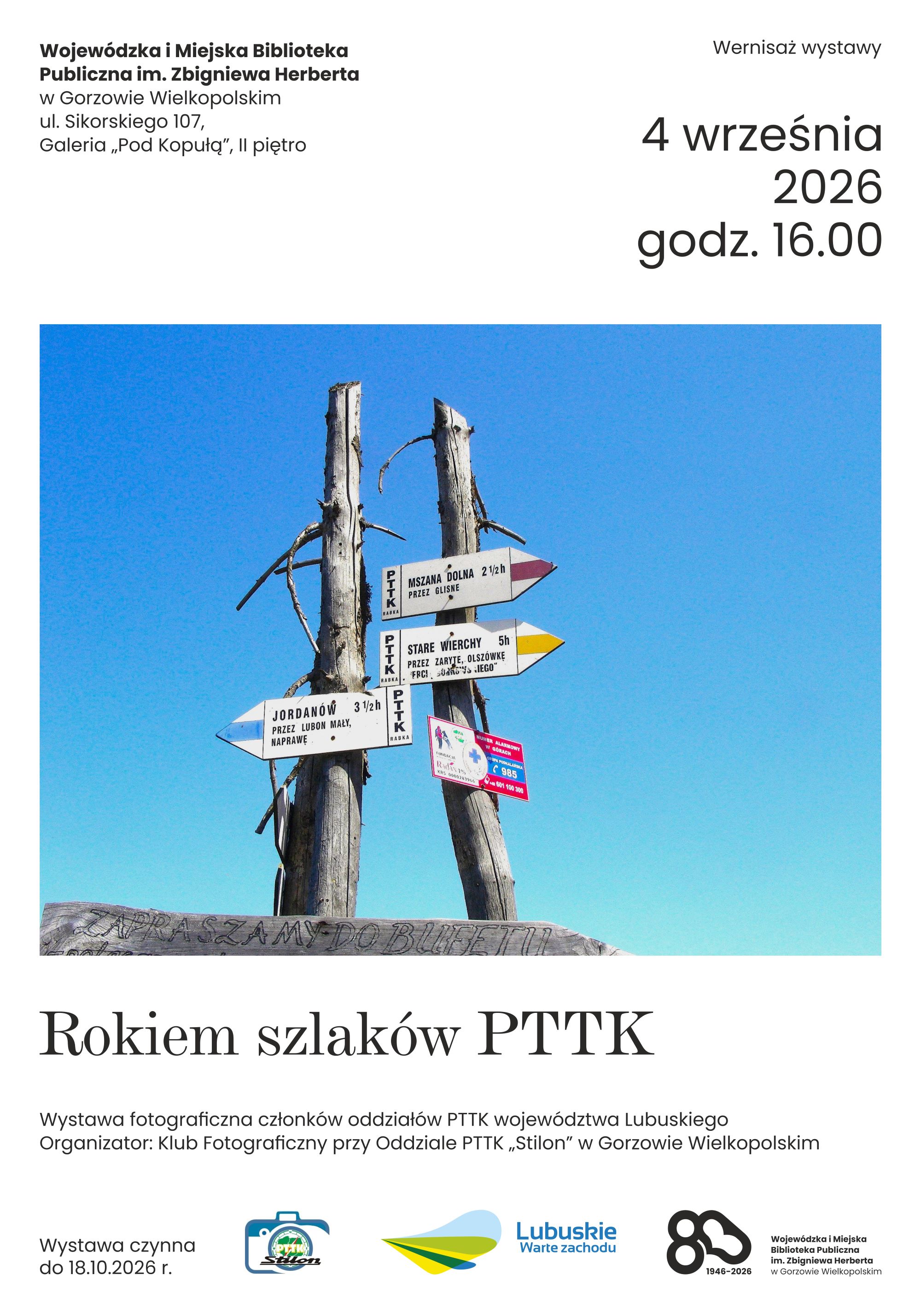 Plakat promujący. Centralnym elementem jest fotografia drewnianych drogowskaz&oacute;w szlak&oacute;w PTTK na&nbsp;tle błękitnego nieba. Organizatorem jest Klub Fotograficzny przy Oddziale PTTK &bdquo;Stilon&rdquo; w&nbsp;Gorzowie Wielkopolskim. Ekspozycję można oglądać do 18 października 2026 r. Na dole plakatu znajdują się logotypy organizator&oacute;w.