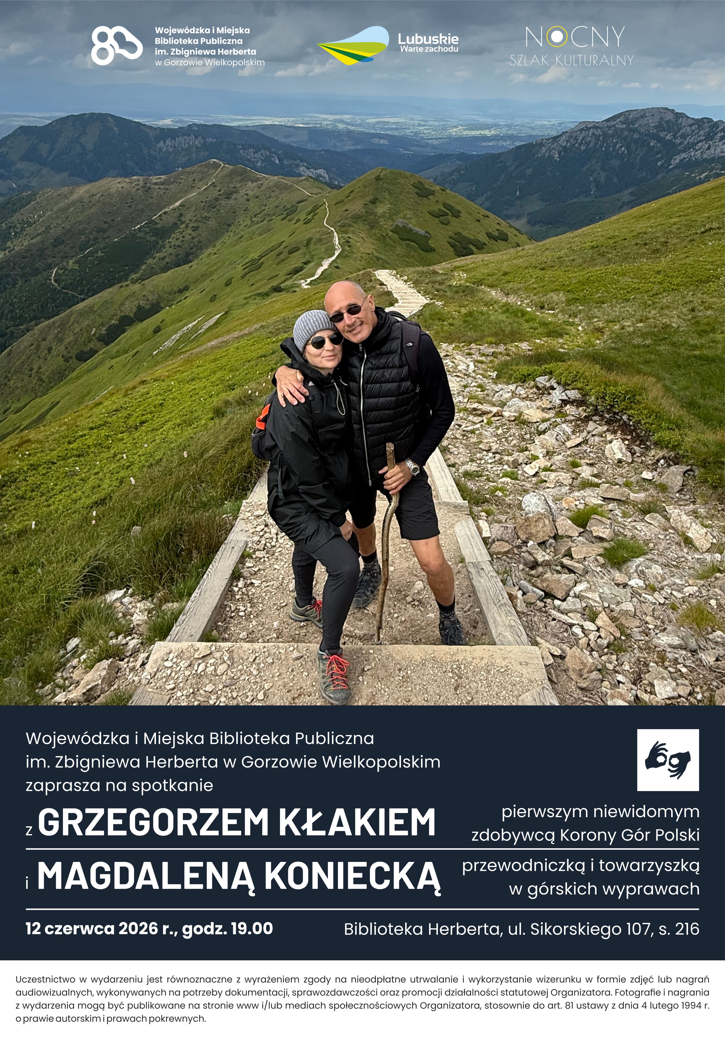 Plakat informujący o&nbsp;spotkaniu z&nbsp;Grzegorzem Kłakiem i&nbsp;Magdaleną Koniecką, kt&oacute;re odbędzie się 12 czerwca 2026 roku w&nbsp;Bibliotece Herberta w&nbsp;Gorzowie Wielkopolskim. W g&oacute;rnej części znajduje się zdjęcie pary uśmiechniętych turyst&oacute;w na&nbsp;g&oacute;rskim szlaku, w&nbsp;dolnej &ndash; szczeg&oacute;ły wydarzenia na&nbsp;ciemnogranatowym tle.