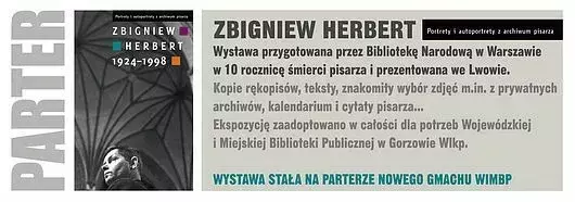 plakat o&nbsp;treści: "Zbigniew Herbert - Wystawa przygotowana przez Bibliotekę Narodową w&nbsp;Warszawie w&nbsp;10 rocznicę śmierci pisarza..." wraz ze zdjęciem pisarza