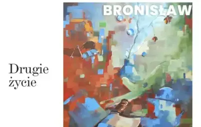 Plakat wystawy malarstwa Bronisława Pilicha zatytułowanej „Drugie życie”. Po prawej stronie znajduje się reprodukcja barwnego, abstrakcyjno-figuratywnego obrazu przedstawiającego książkę z nożem wbitym w jej grzbiet, filiżankę oraz fragmenty miejskiego pe