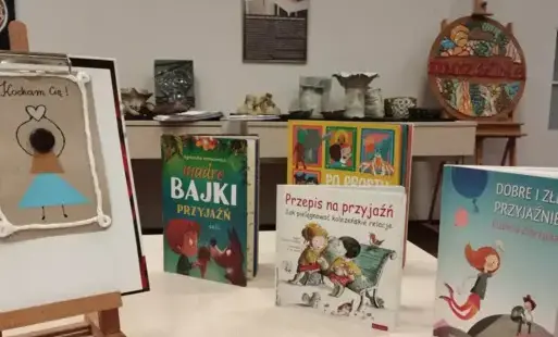 Prezentacja ksiązek o przyjaźni oraz kartki okolicznościowej