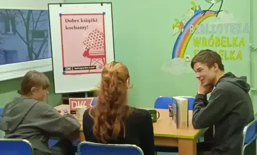 Uczestnicy spotkania przy stole, w trakcie dyskusji