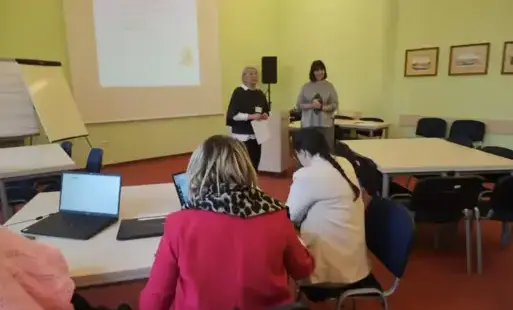 Bibliotekarki z Działu Gromadzenia i Opracowania Zbiorów omawiają trendy w literaturze. Uczestnicy szkolenia pracują przy komputerach.
