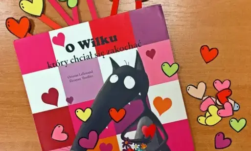 książka ozdobiona papierowymi sercami