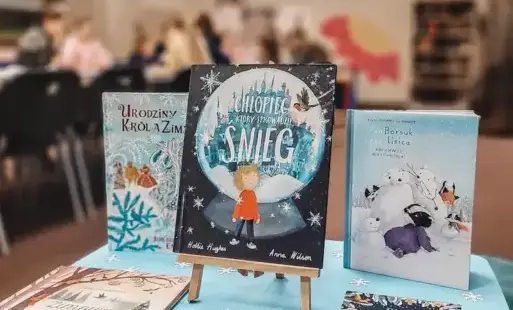 Tytułowe: Wystawka książek o tematyce zimowej.