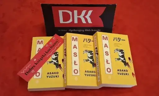 W kompozycji tytułowej  omawiane książki leżą na stole. Za nimi stoi tabliczka z logo DKK.