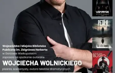 Plakat promujący spotkanie autorskie z Wojciechem Wolnickim. Po lewej stronie duże, studyjne zdjęcie autora. Po prawej stronie umieszczono okładki jego książek.Na plakacie znajdują się logotypy organizatorów i partnerów.