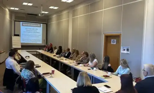 Uczestnicy Nardy Dyrektorów Północnej Części Województwa Lubuskiego siedzą przy stole konferencyjnym