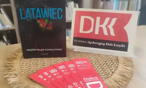 Okładka książki obok logo DKK.