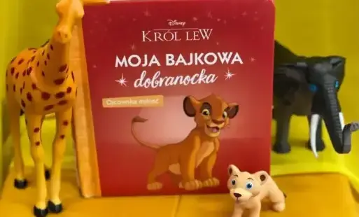 Zdjęcie startowe – przedstawia omawianą książkę „Król lew” wraz z atrybutami.